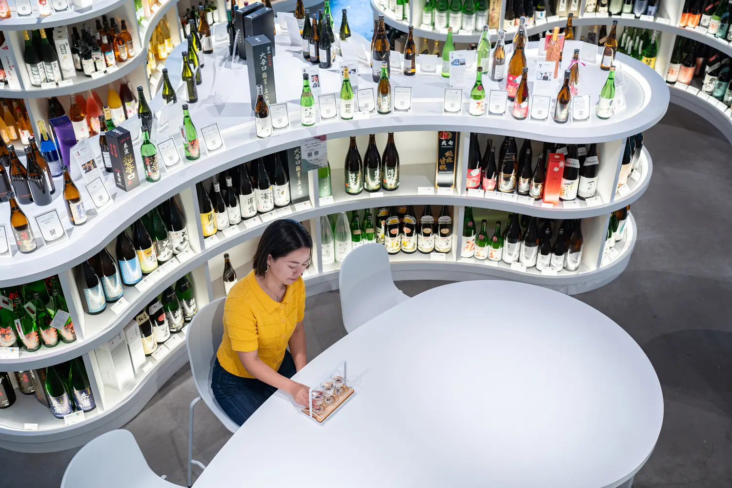 福岡県の酒蔵すべてのお酒が楽しめるおしゃれな店内