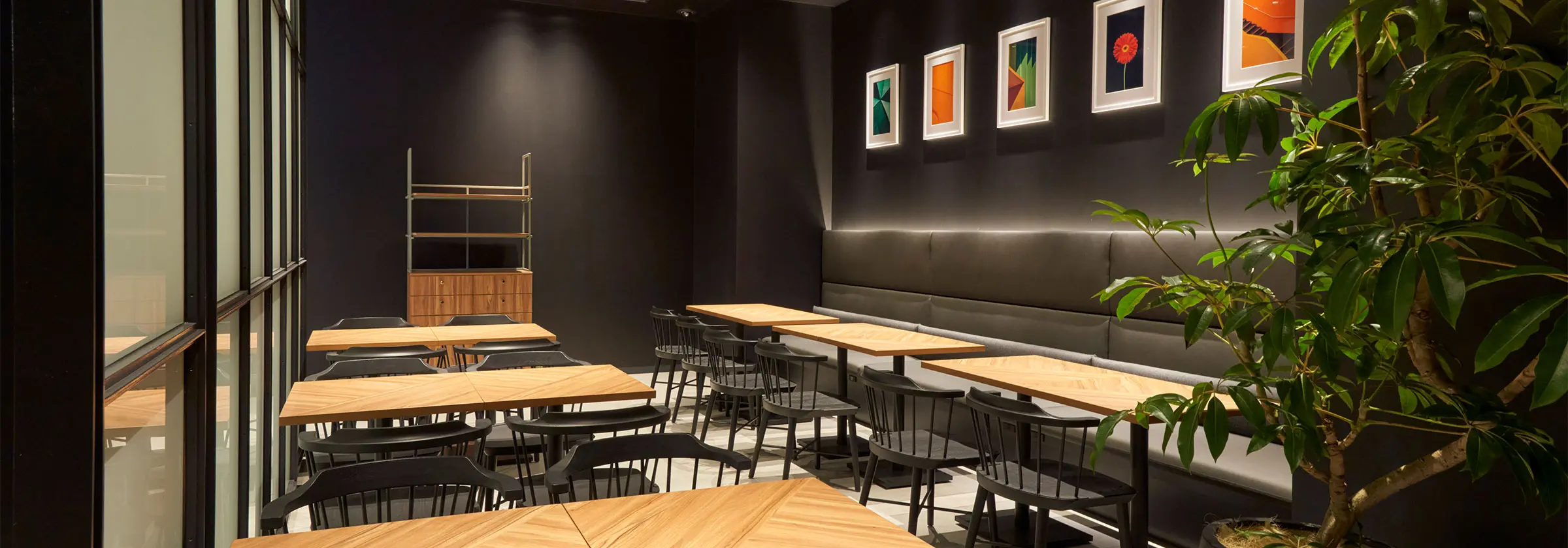 朝食会場にもアートが並びます。名物のクロワッサンサンドとともにお楽しみください。